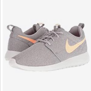 NWOT Nike Roshe One Atmosphere Grey/Orange Pulse